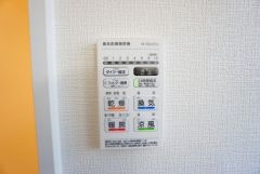 雨の日の洗濯も安心できる浴室暖房乾燥機付き浴室。リモコンで操作もボタン1つで簡単。
