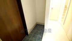 ベビーカーや泥のついたおもちゃをしまうのに便利なスペースです。玄関周りをスッキリさせることが出来ます＾＾