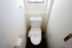 温水洗浄機付トイレです。節水機能もあるので、安心して使えますね。もちろん、1階2階の2ヶ所にトイレがあるので、忙しい朝にもゆとりができますね。