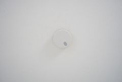 火災報知器が設置されていることで、火災の発生をいち早く感知し、就寝中や留守中でも素早く危険を知らせてくれるため、家族の安全を確保し被害を最小限に抑えられます。