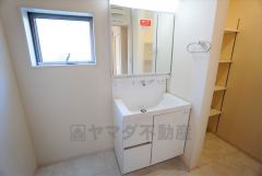 同仕様写真。三面鏡つき洗面台。鏡裏にたっぷりとした収納スペースがあります。鏡を閉めてしまえば小物は見えないため、スッキリとした印象の洗面台にできます。