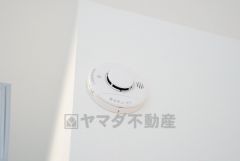 火災発生をいち早く知らせてくれる火災報知器は標準装備です。