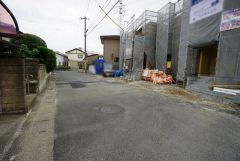 現地（2025年6月6日）撮影。住人以外の車の進入も少なく、小さなお子様を持つご家庭にも安心です。