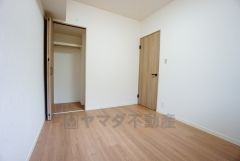 木目調のシンプルデザインで落ち着きと安らぎの空間に仕上げています。各部屋に収納が完備されているので、お荷物が増えても安心の設計です。