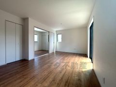 リビングは広々とした設計で、家族が集い、寛ぐ暮らしの空間を演出しています。思い思いの時間を過ごしたり、家族みんなで食事をしたり、素敵な団らんの場になりますね。