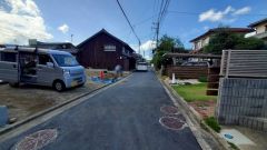 現地（2025年10月20日）撮影。住人以外の車の進入も少なく、小さなお子様を持つご家庭にも安心です。