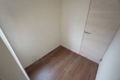 同仕様写真。ファミリークローゼット。洋服や小物などを1箇所にまとめて美しい収納を実現します。スーツケースのような大型の荷物も置けます＾＾