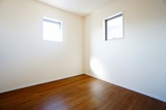暖かい日差しが差し込む洋室。たっぷり収納できるクローゼット付きでお部屋の中をすっきりと快適に保てます。