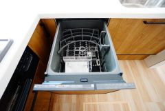 炊事時間を大幅に短縮できる食器洗浄乾燥機付き＾＾食器を洗う手間が減るので家族とのコミュニケーションの時間や自分の時間が増えますね。