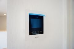 防犯はもちろん、セールスマン対策にもなるモニター付きインターホンです。お子さん1人での留守番時にも活躍しそうです。