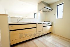 対面式カウンターキッチンからはお子様の様子が見守れます。ダイニングへの配膳や調理の時便利なカウンター付き。