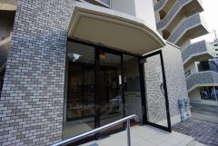 エントランスのドアは全面ガラス張り。スタイリッシュでオフィスビルのような雰囲気ですね。きれいに保たれたエントランスが安らぎに満ちた暮らしへ誘います。