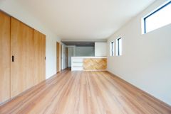 窓から光が差し込む明るいリビングダイニングです＾＾