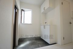 白を基調とした明るい玄関です。シューズボックスは大容量で増えがちな靴や物をすっきり収納できます。棚の上にお花や写真を飾っても良いですね。