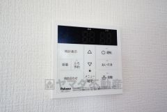 キッチン横からお湯張り、追い炊き、足し湯がボタン一つで楽々操作できる給湯機リモコンです。忙しい夕飯準備の時間帯に重宝しますね。