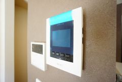防犯性、セキュリティ対策に安心できるテレビモニター付きインターフォンです。セールスマン対策にもなり安心できます。