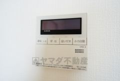 キッチン横からお湯張り、追い炊き、足し湯がボタン一つで楽々操作できる給湯機リモコンです。忙しい夕飯準備の時間帯に重宝しますね。