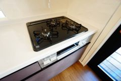 複数の調理を一度に行うことができる3口コンロ。効率よくお料理が出来ます。毎日のお料理も楽しくなりますね＾＾
