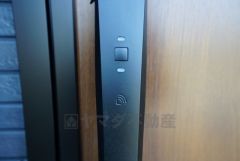 かざすだけで開閉できる、タッチキー採用の玄関。お買い物帰りで、両手がふさがってきても簡単に中に入れます＾＾