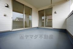 同仕様写真。2階のインナーバルコニーは、テーブルセットを設置して気軽に外で朝食やお茶など楽しむセカンドリビングとしても利用できます。