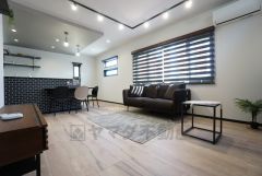 リビングは広々とした設計で、家族が集い、寛ぐ暮らしの空間を演出しています。思い思いの時間を過ごしたり、家族みんなで食事をしたり、素敵な団らんの場になりますね。