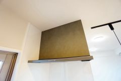 コンロ上には換気扇完備＾＾調理時の蒸気や匂いが換気扇に誘導され、効率的に排煙ができます＾＾