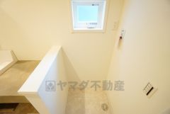 ランドリースペース上部には窓も付いており換気に便利です＾＾