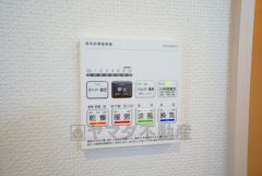 雨の日の洗濯も安心できる浴室暖房乾燥機付き浴室。リモコンで操作もボタン1つで簡単。