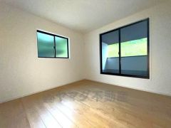 同仕様写真。ご夫婦お二人のプライベートシーンを演出する寝室は、大容量のウォークインクローゼット付き。