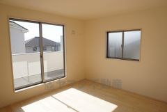 同仕様写真。明るい洋室です。ベッドや机、ＴＶを置いてもゆとりのある広さです。