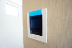 防犯性、セキュリティ対策に安心できるテレビモニター付きインターフォンです。セールスマン対策にもなり安心できます。