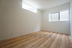 同仕様写真。ご夫婦お二人のプライベートシーンを演出する寝室は、大容量のウォークインクローゼット付き。