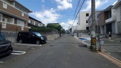 前面道路は広く、車同士がすれ違うスペースが十分にあります。落ち着いた住宅地内で快適な生活を実現してみませんか＾＾