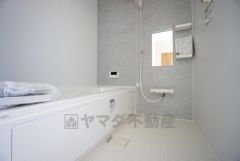 1日の疲れを癒すくつろぎのバスルーム。足を伸ばしてもゆったりと入れるサイズです。お子様と一緒にお風呂に入っても狭くないですね^^