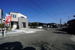 4.5号棟前面道路。住人以外の車の進入も少なく、小さなお子様を持つご家庭にも安心です。