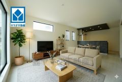 広々とした設計で、家族が集いやすく、くつろぎやすいリビングです。家具はCGによるイメージ画像です。