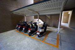 屋根付き駐輪場なので、雨の日もバイクを安心して保管できます。通勤・通学にバイクを使う方にも便利です＾＾