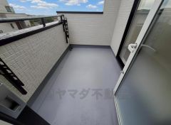 陽当たりの良いバルコニーです。お洗濯やお布団干しはもちろん、日光浴スペースにも。足元は防水工事施工済です。