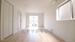 リビングは広々とした設計で、家族が集い、寛ぐ暮らしの空間を演出しています。思い思いの時間を過ごしたり、家族みんなで食事をしたり、素敵な団らんの場になりますね。