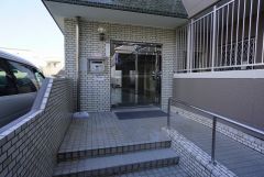 エントランスの外まで管理が行き届いた綺麗なマンションです。