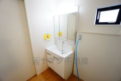 三面鏡つき洗面台。鏡裏にたっぷりとした収納スペースがあります。鏡を閉めてしまえば小物は見えないため、スッキリとした印象の洗面台にできます。