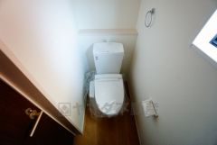 温水洗浄機付トイレです。節水機能もあるので、安心して使えますね。もちろん、1階2階の2ヶ所にトイレがあるので、忙しい朝にもゆとりができますね。