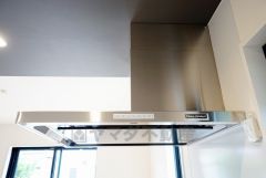 お手入れが簡単なスリム型レンジフードです。調理により発生する油煙や臭いを吸い込み、屋外へ排気してくれます。