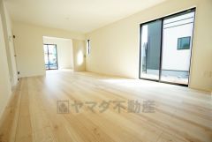 大きな窓のあるリビングは、陽光あふれる明るい空間です。居心地良く、ご家族皆がゆったり寛げる憩いの空間となりそうです。