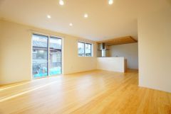 大きな窓のあるリビングは、陽光あふれる明るい空間です。居心地良く、ご家族皆がゆったり寛げる憩いの空間となりそうです。