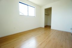 暖かい日差しが差し込む洋室。たっぷり収納できるウォークインクローゼット付きでお部屋の中をすっきりと快適に保てます。