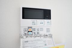 キッチン横からお湯張り、追い炊き、足し湯がボタン一つで楽々操作できる給湯機リモコンです。忙しい夕飯準備の時間帯に重宝しますね。