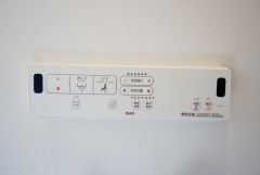 壁リモコンタイプのウォシュレット付き。すっきりした見た目で、トイレ奥の掃除もしやすいです。