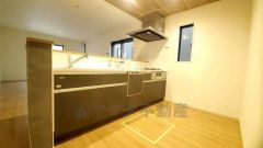 対面式カウンターキッチンからはお子様の様子が見守れます。ダイニングへの配膳や調理の時便利なカウンター付き。