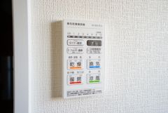 同仕様写真。浴室暖房乾燥機付き。天候に左右されず、いつでも好きなときに洗濯物を干せるので、仕事や家事で忙しい方に重宝します。